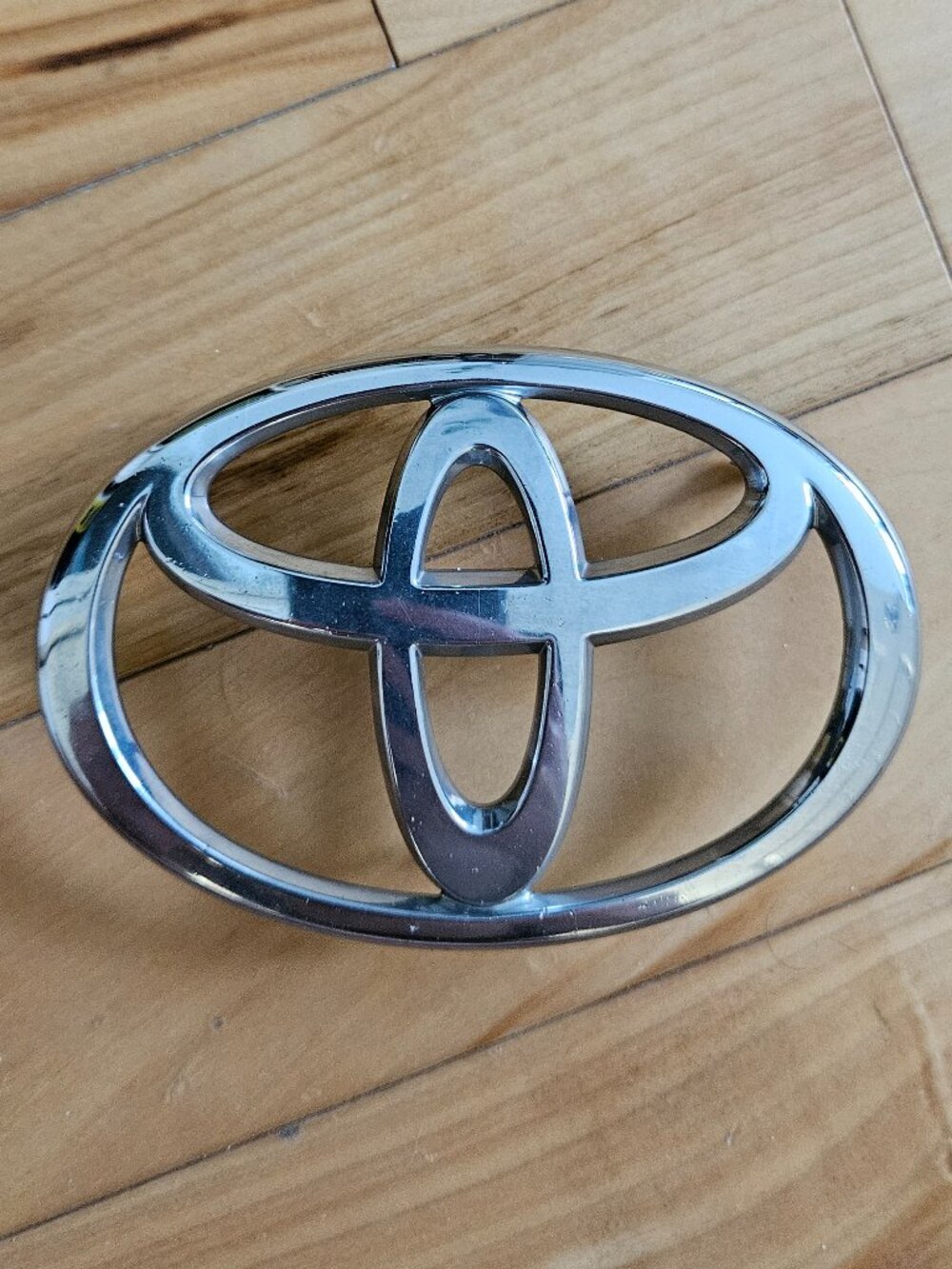 TOYOTA COROLLA 2003-2008 Front Grille Emblem Genuine OEM  75311-02110